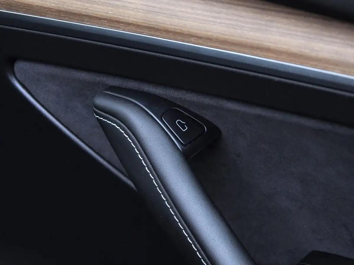 2022-tesla-model-y-e-long-range-big-22