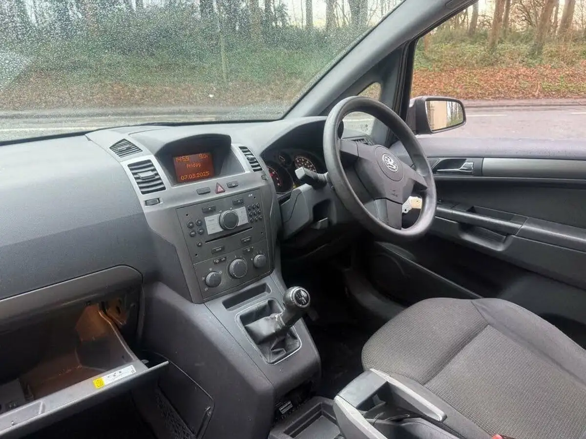 2007-vauxhall-zafira-16-life-big-1