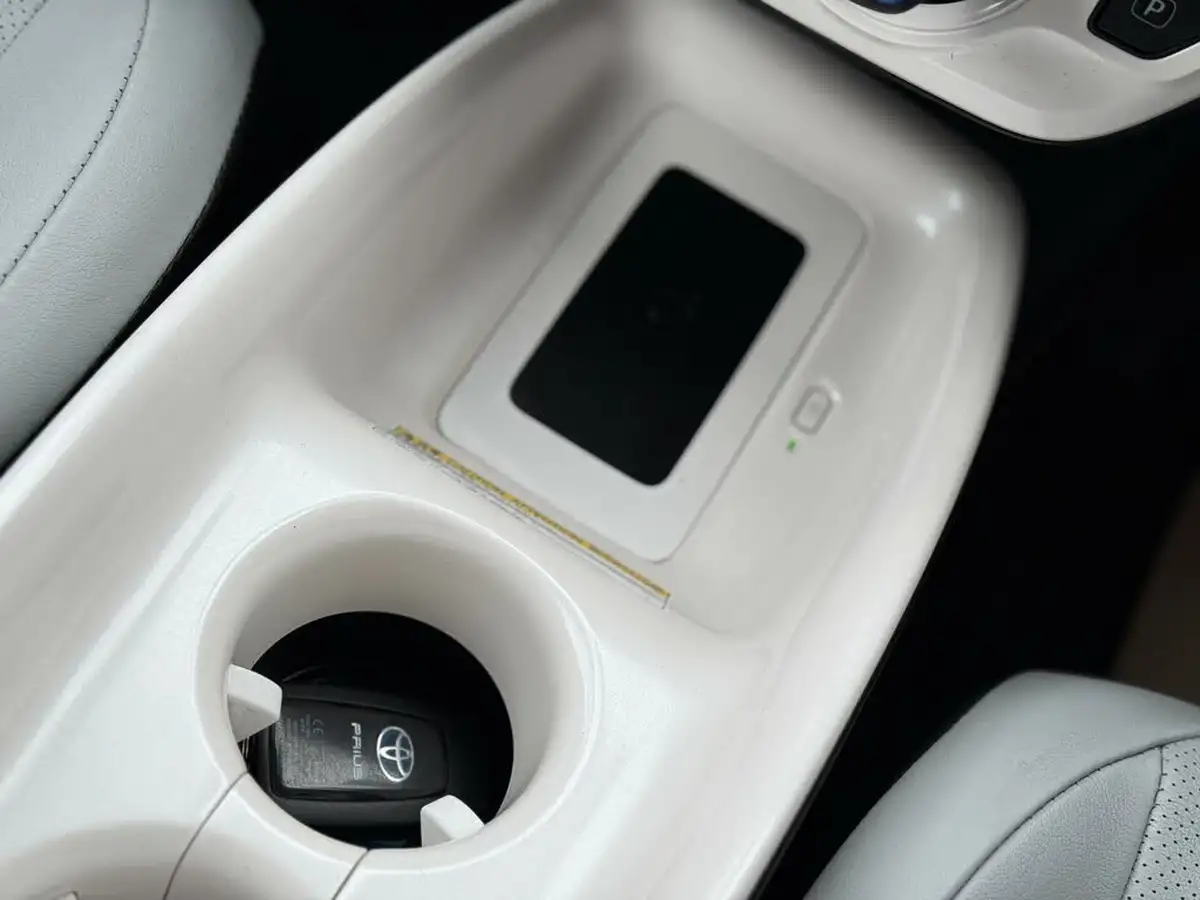 2016-toyota-prius-18-vvt-i-excel-big-29