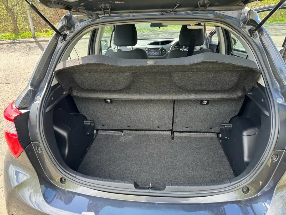 2017-toyota-yaris-15-vvt-i-icon-navi-big-13