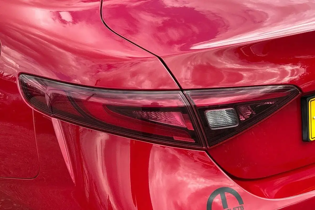 2022-alfa-romeo-giulia-20-veloce-big-26