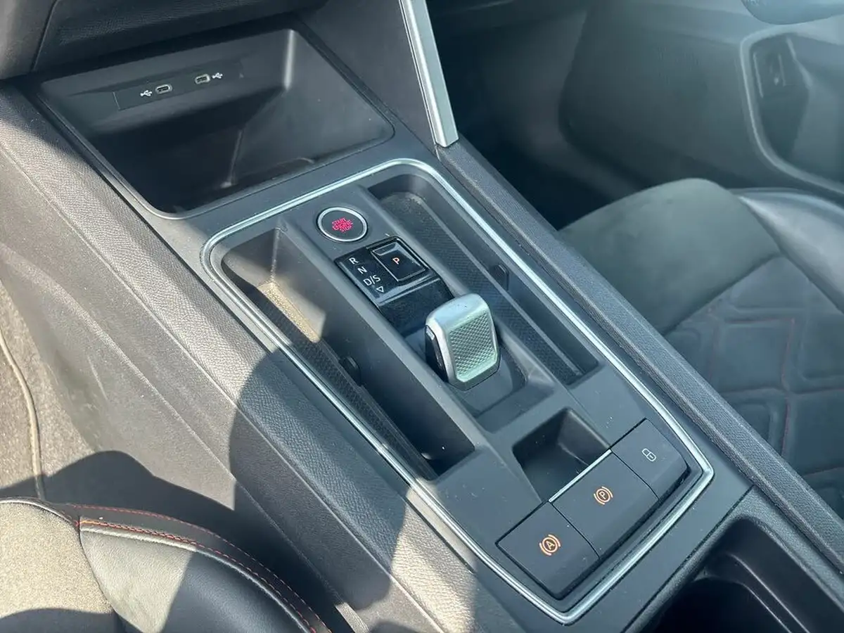 2021-seat-leon-14-e-hybrid-fr-sport-estate-big-20