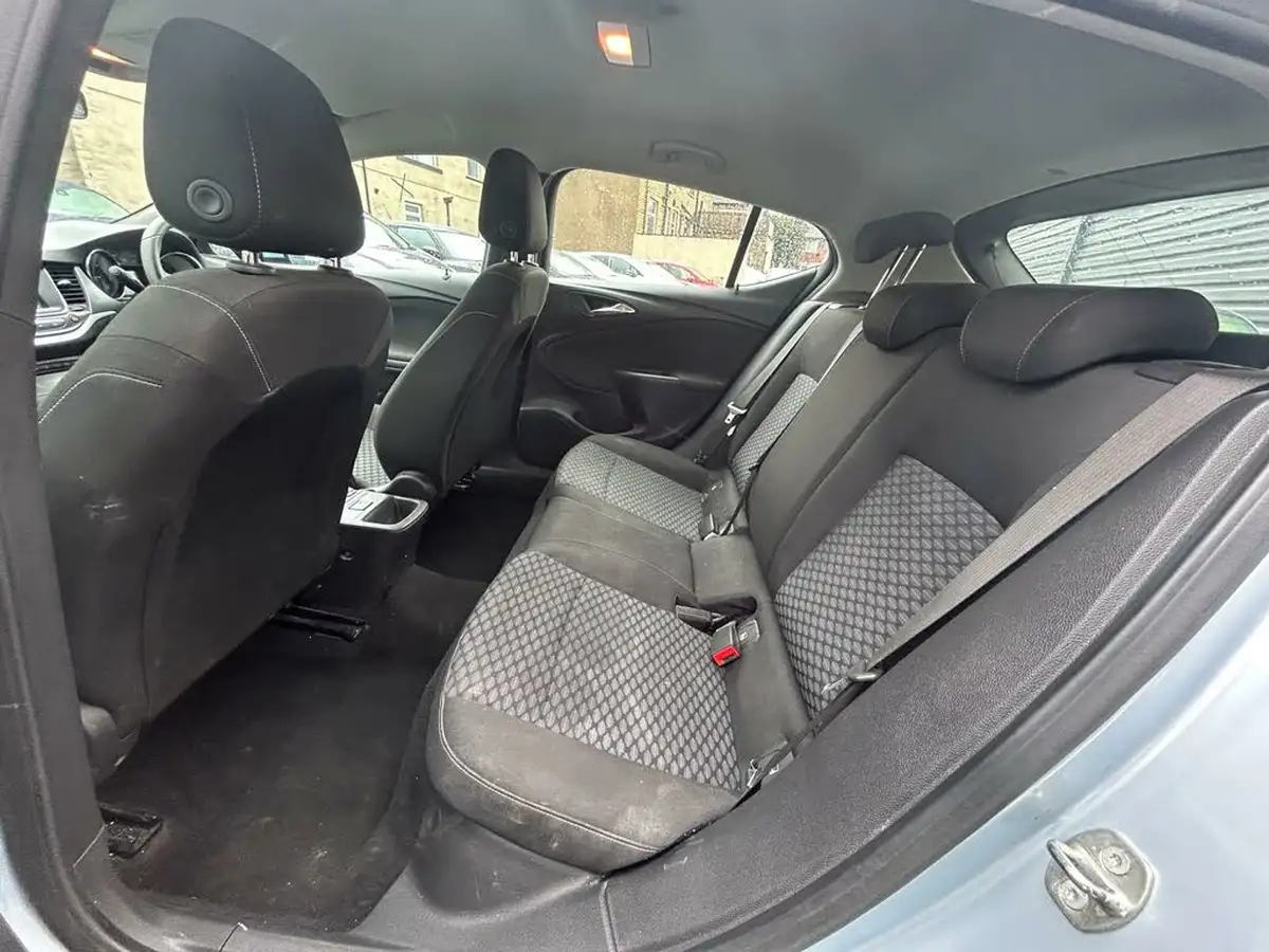 2017-vauxhall-astra-16cdti-design-110ps-hatchback-big-10