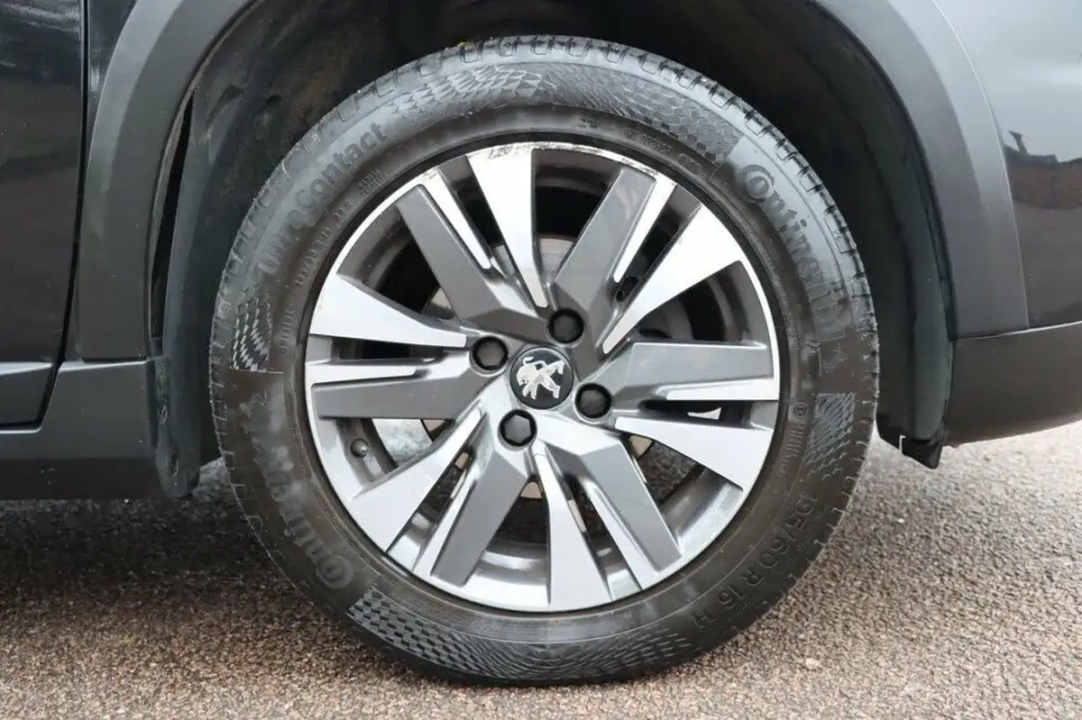 2017-peugeot-2008-suv-12-puretech-allure-82bhp-big-14