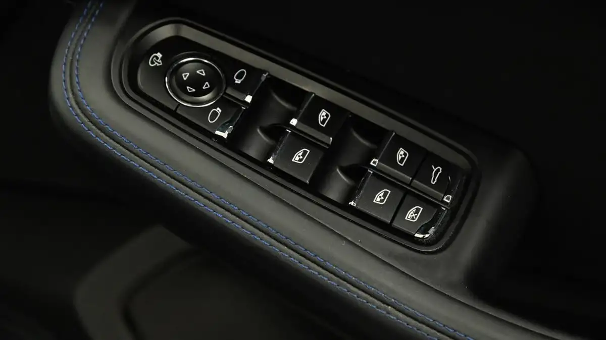 2021-porsche-macan-20-265ps-big-33