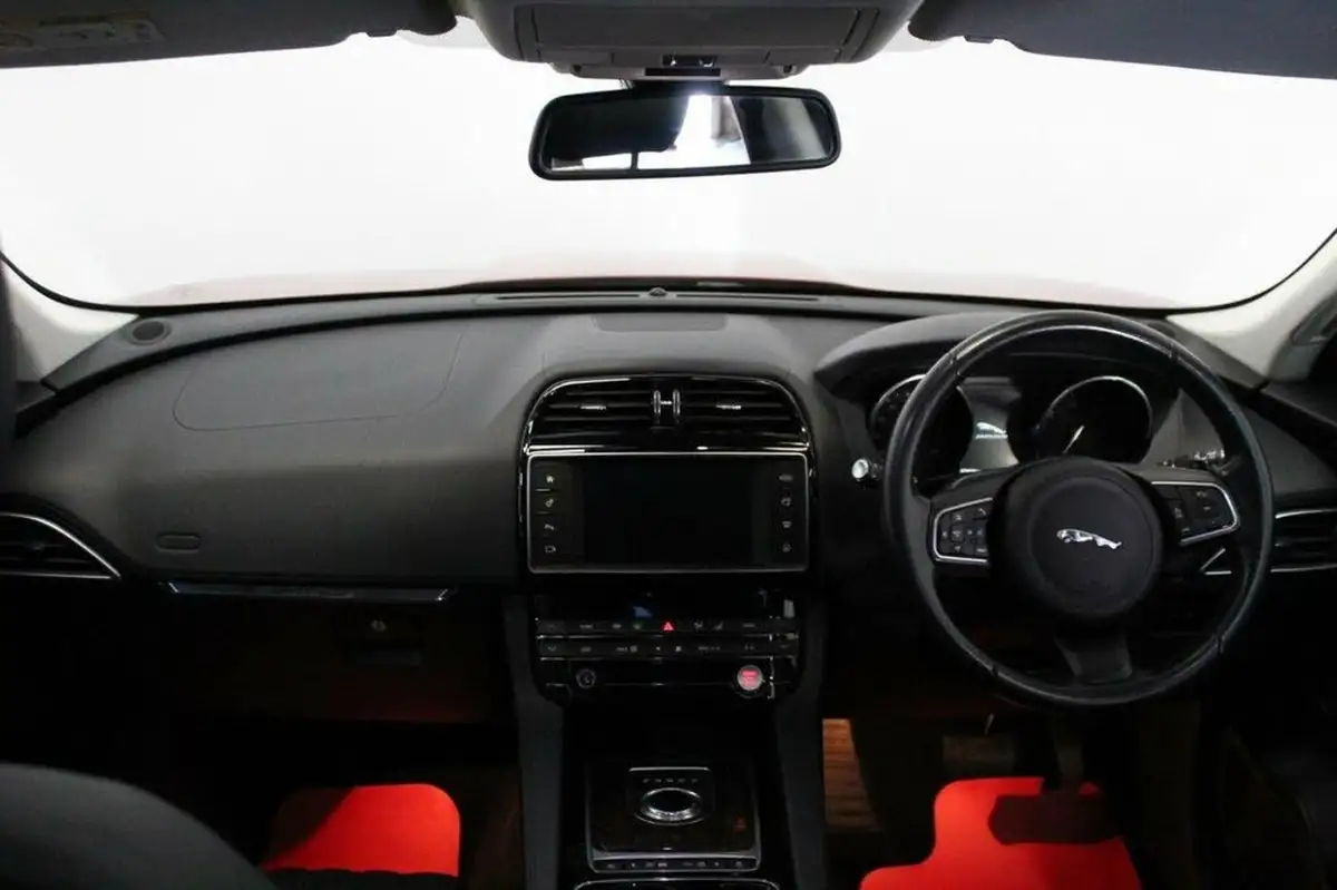 2016-jaguar-f-pace-20-i4d-portfolio-awd-auto-big-25