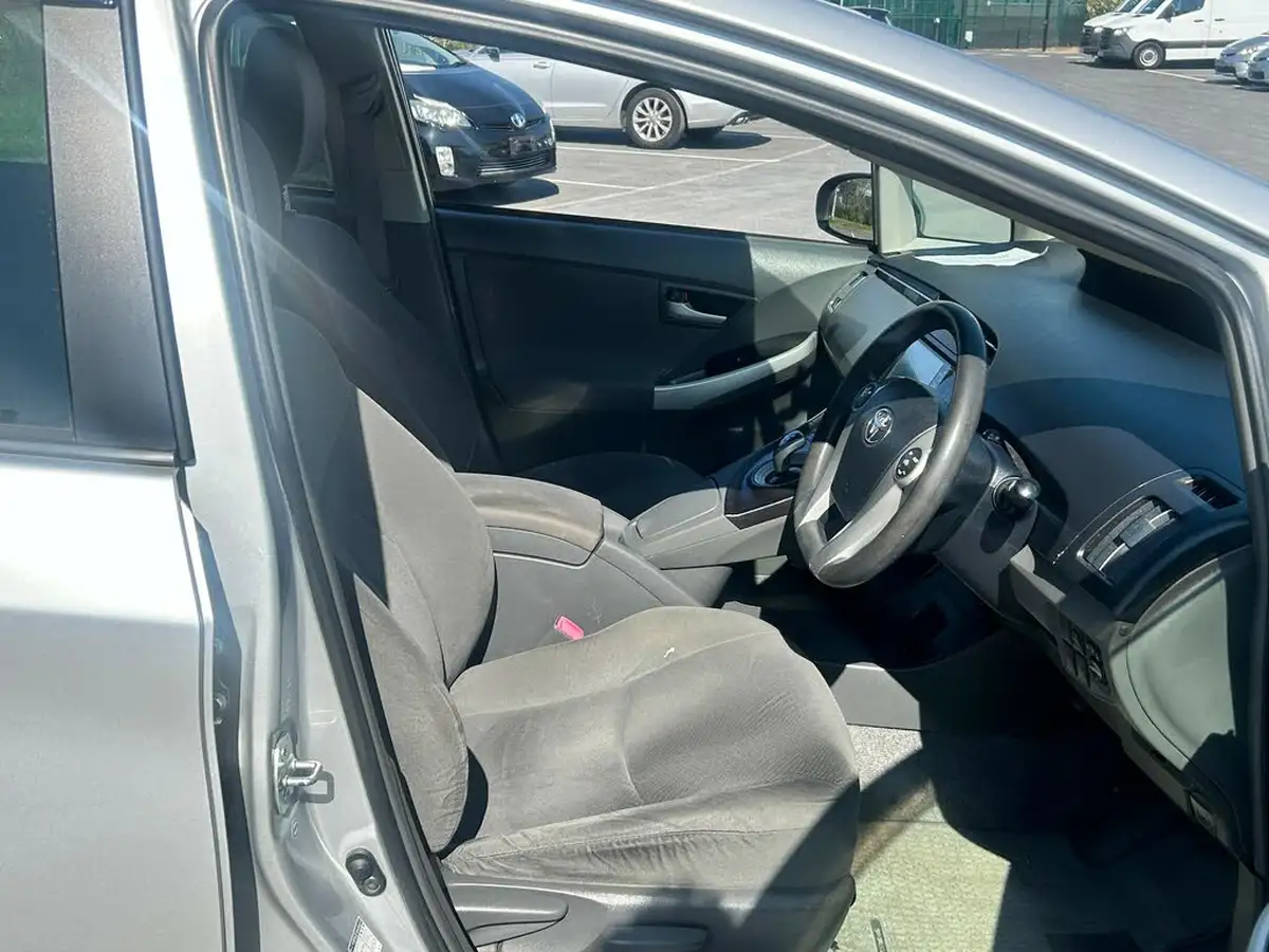 2011-toyota-prius-big-6