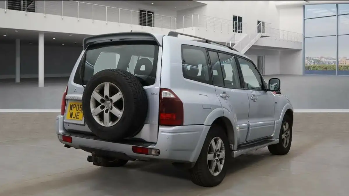 2005-mitsubishi-shogun-32td-elegance-5d-auto-big-3