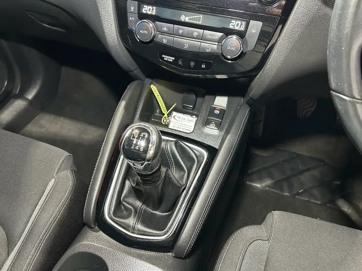 2018-nissan-qashqai-12-dig-t-n-connecta-big-25