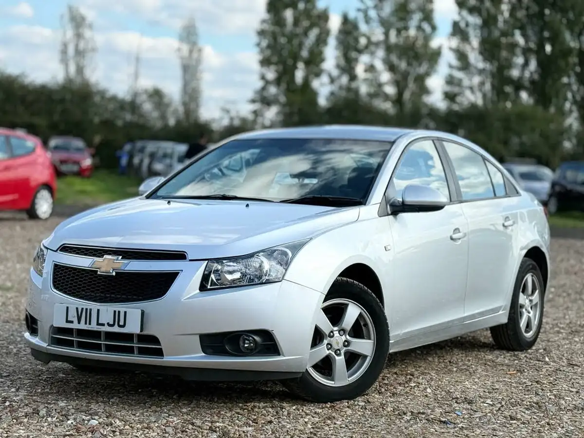 2011-chevrolet-cruze-16-ls-saloon-4d-auto-big-0