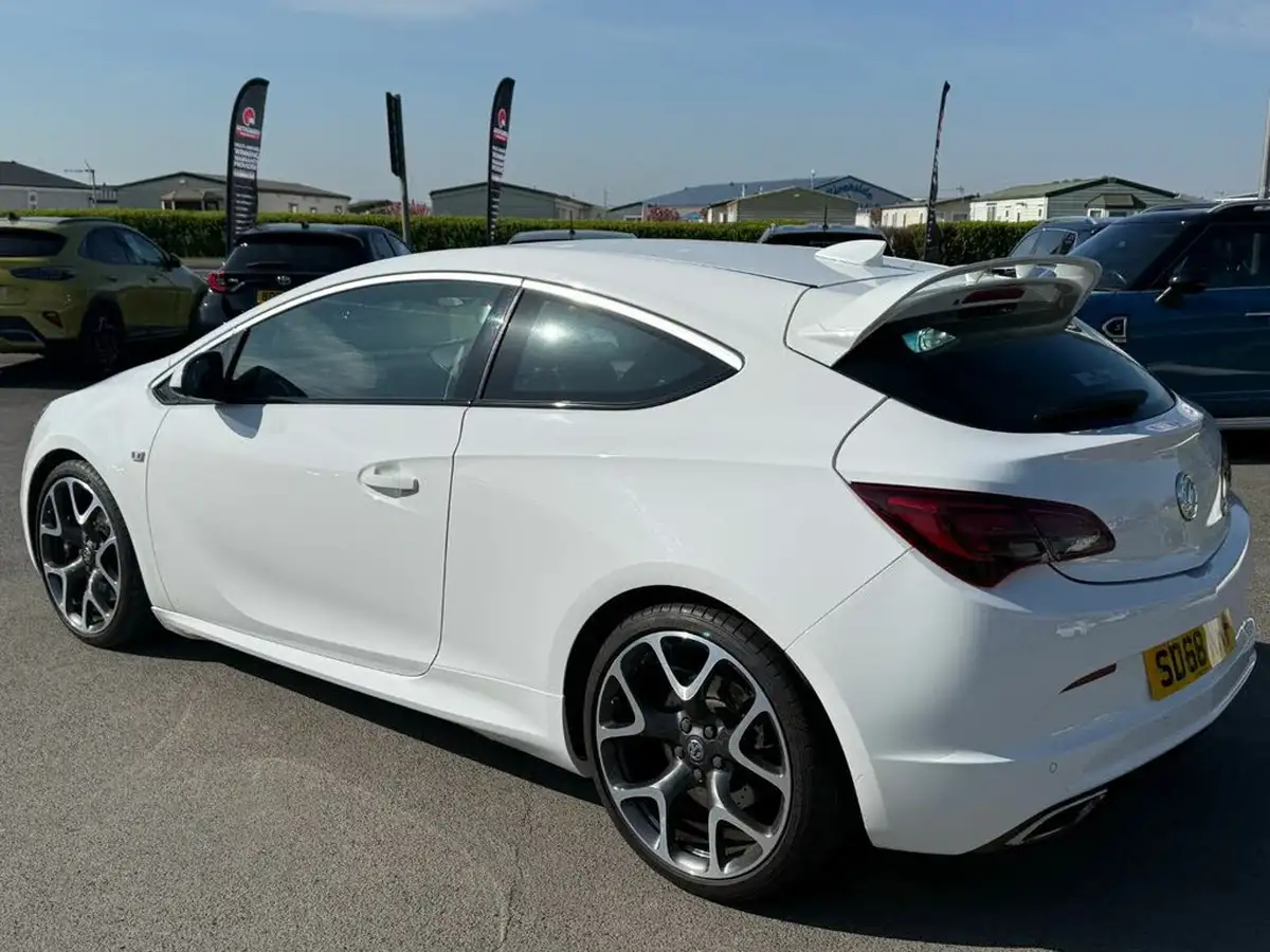 2018-vauxhall-gtc-20i-turbo-vxr-big-3