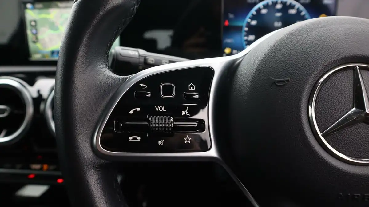 2021-mercedes-benz-a-class-15d-a180d-se-7g-dct-big-24