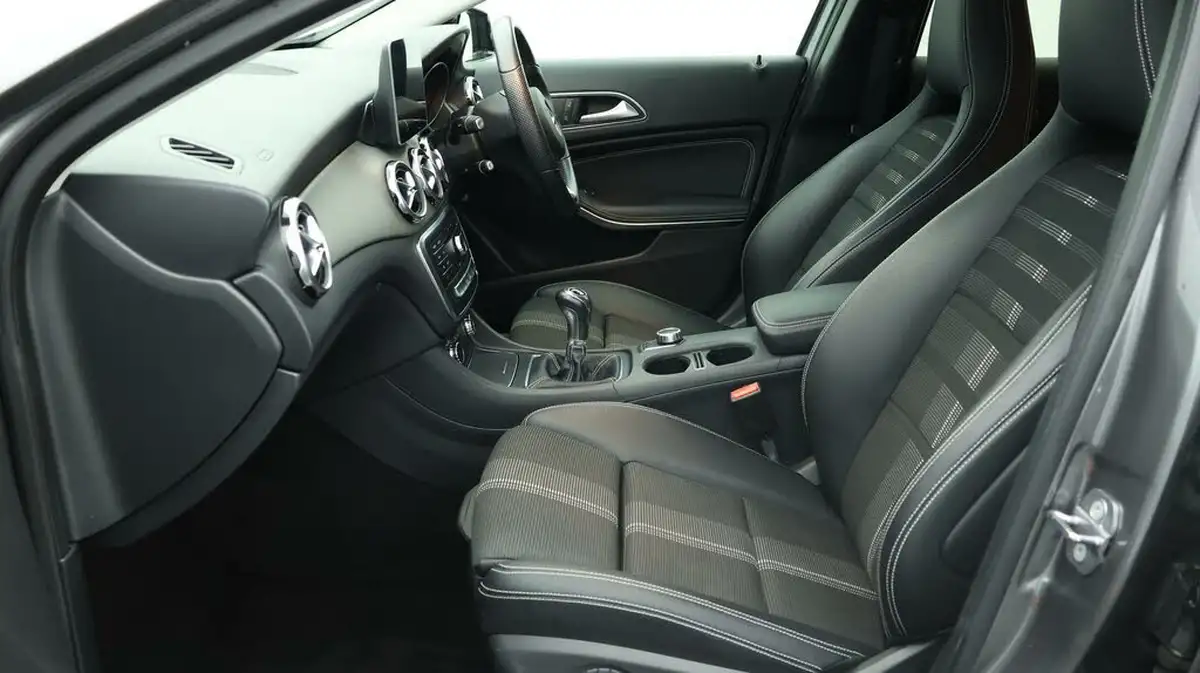 2019-mercedes-benz-gla-class-16-gla-180-urban-edition-ss-big-13