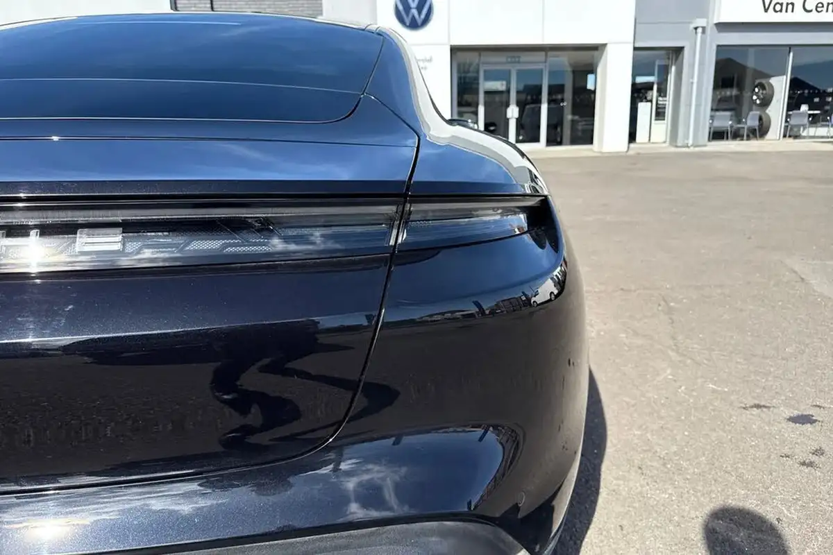 2020-porsche-taycan-e-turbo-big-33