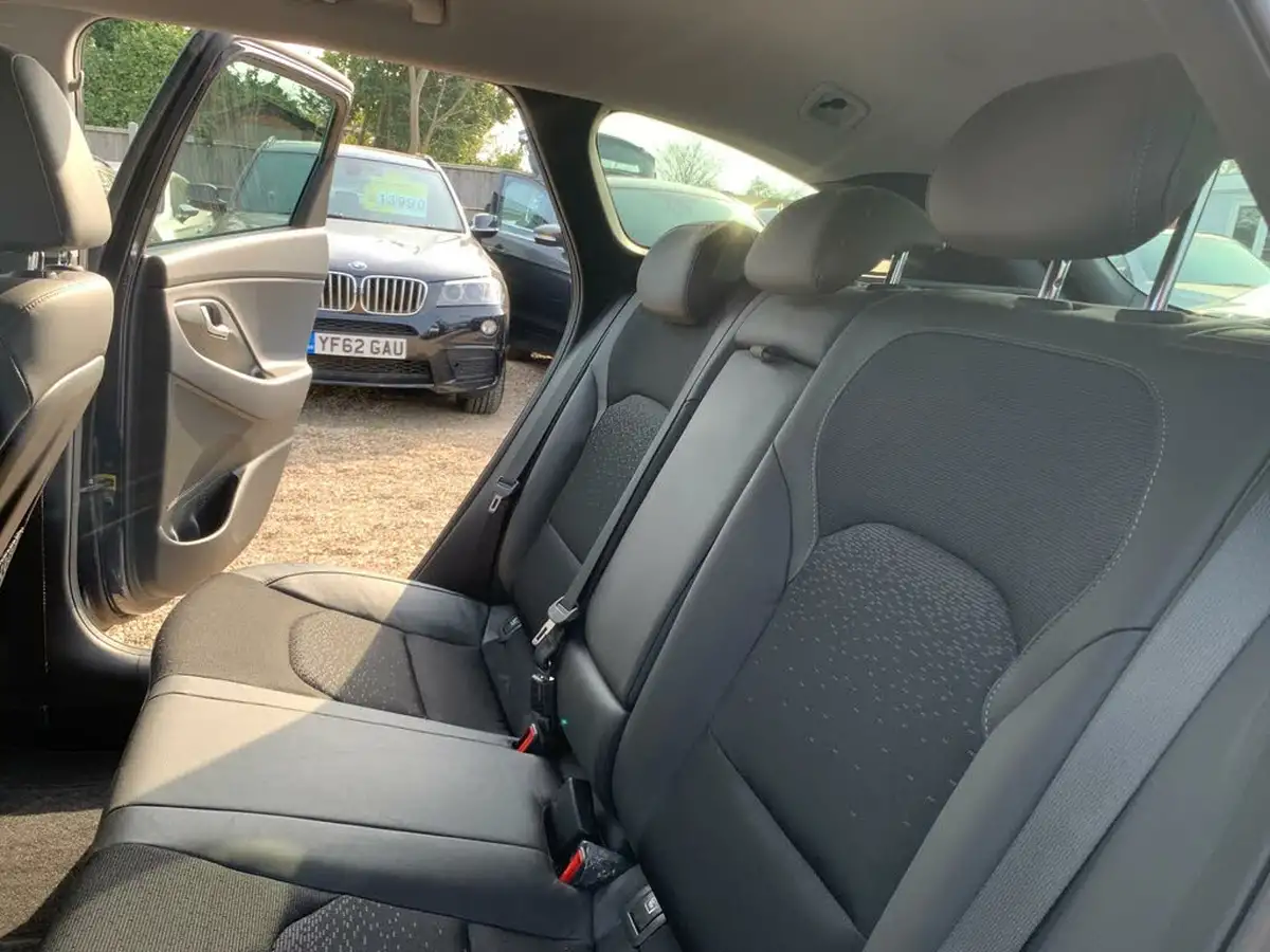 2017-hyundai-i30-14-t-gdi-premium-tourer-big-39
