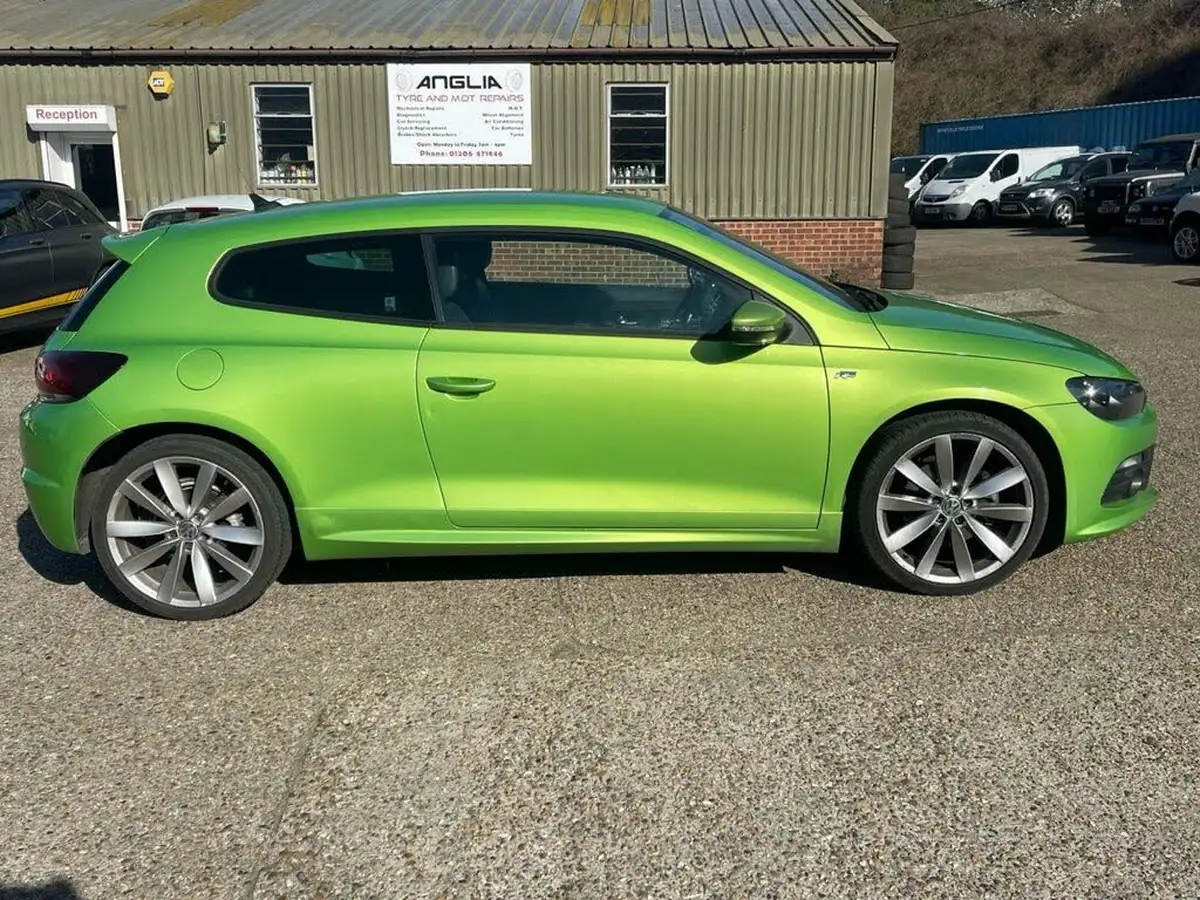 2013-volkswagen-scirocco-20tdi-r-line-big-2
