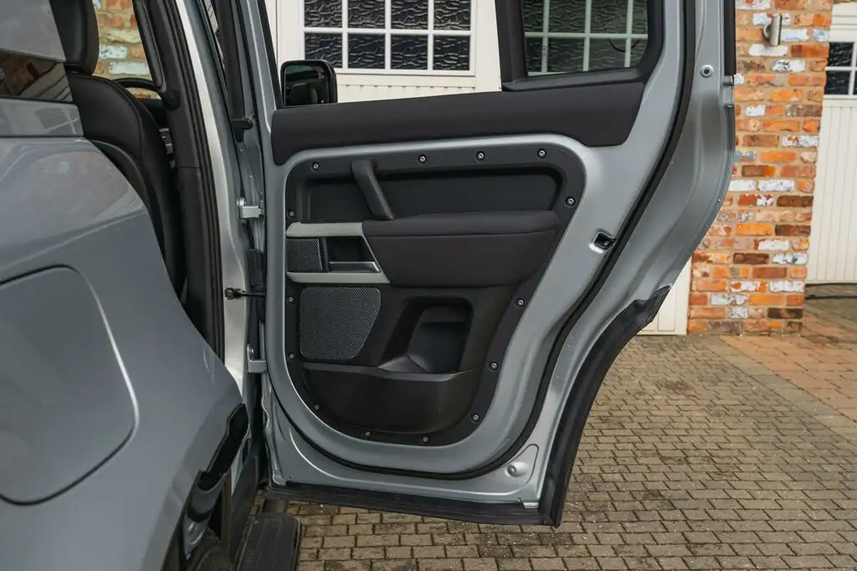 2021-land-rover-110-defender-30-d250-xs-edition-big-38
