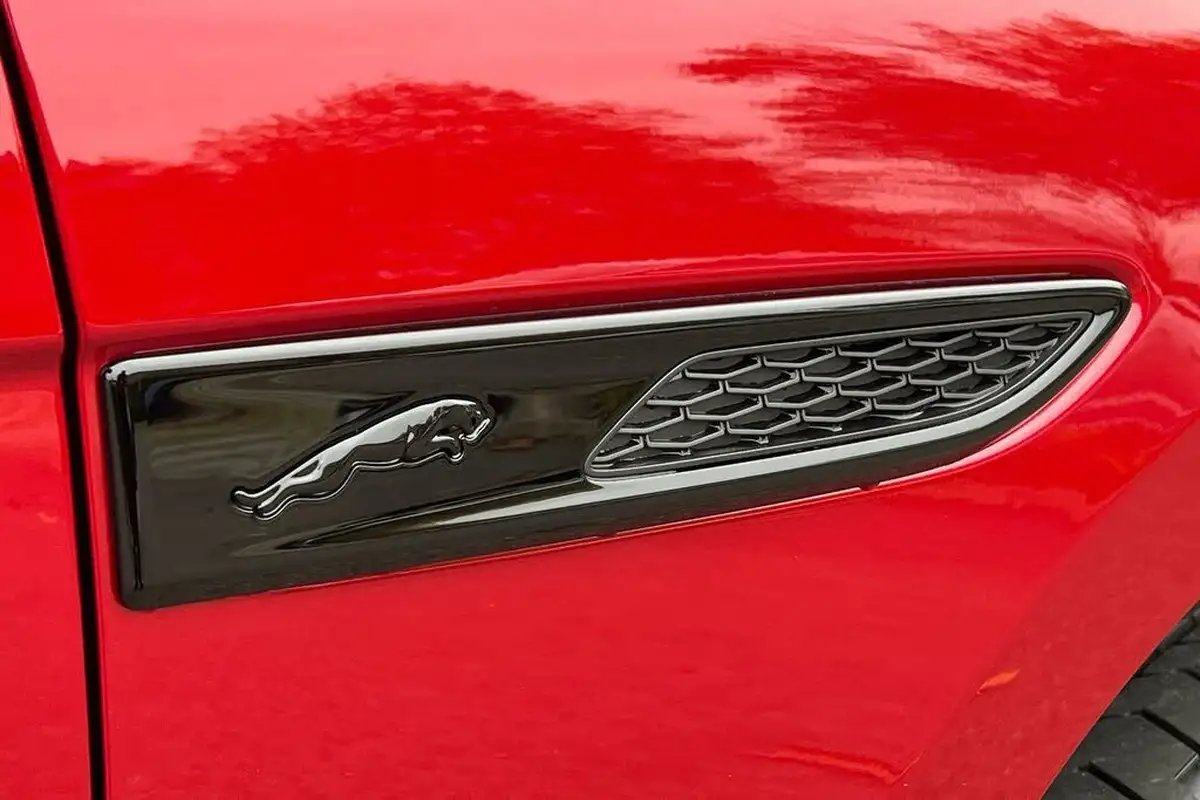2024-jaguar-f-pace-20-d200-r-dynamic-se-black-90th-anniversary-edition-big-9