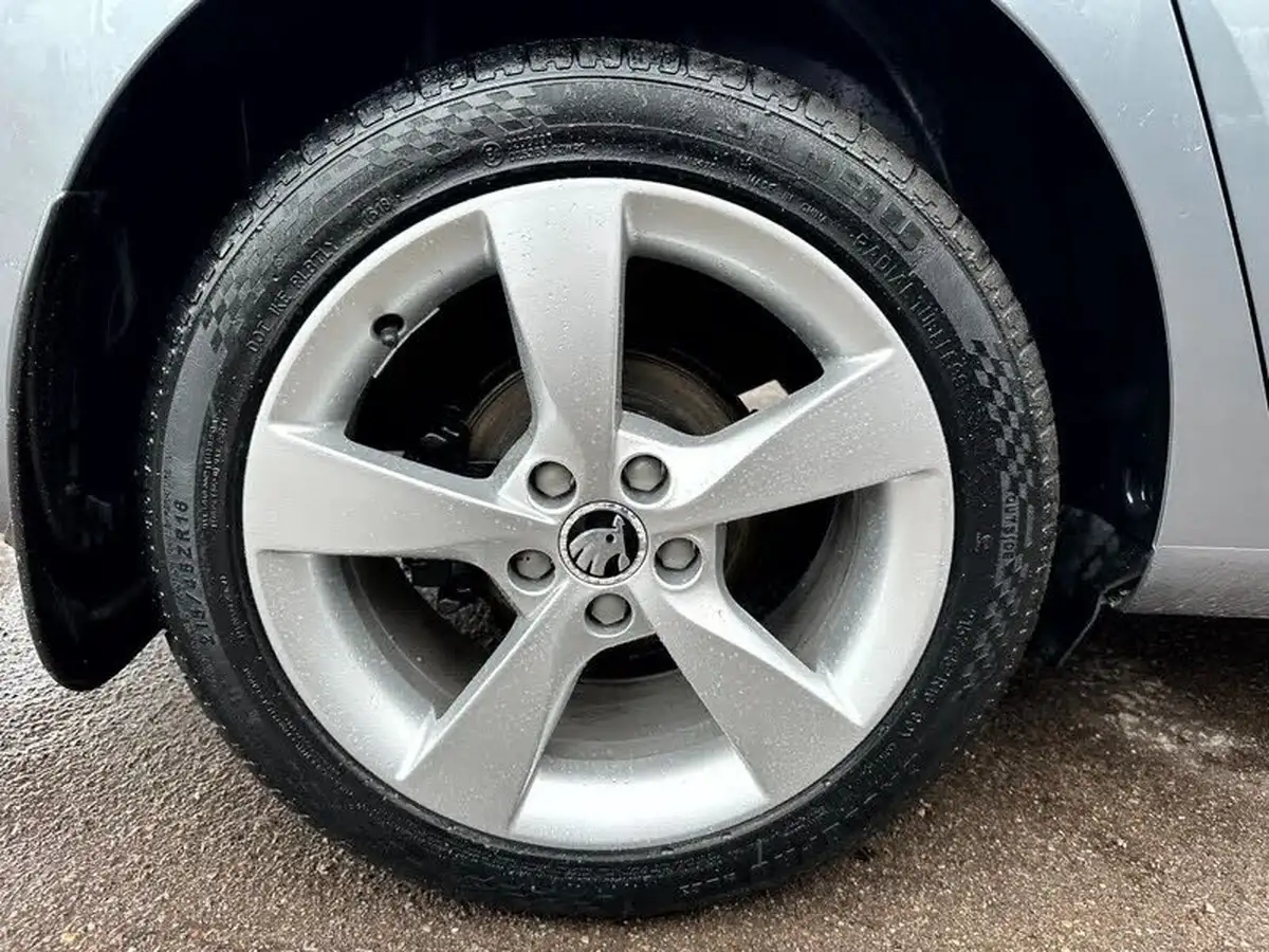 2013-skoda-rapid-14-elegance-greentech-big-19
