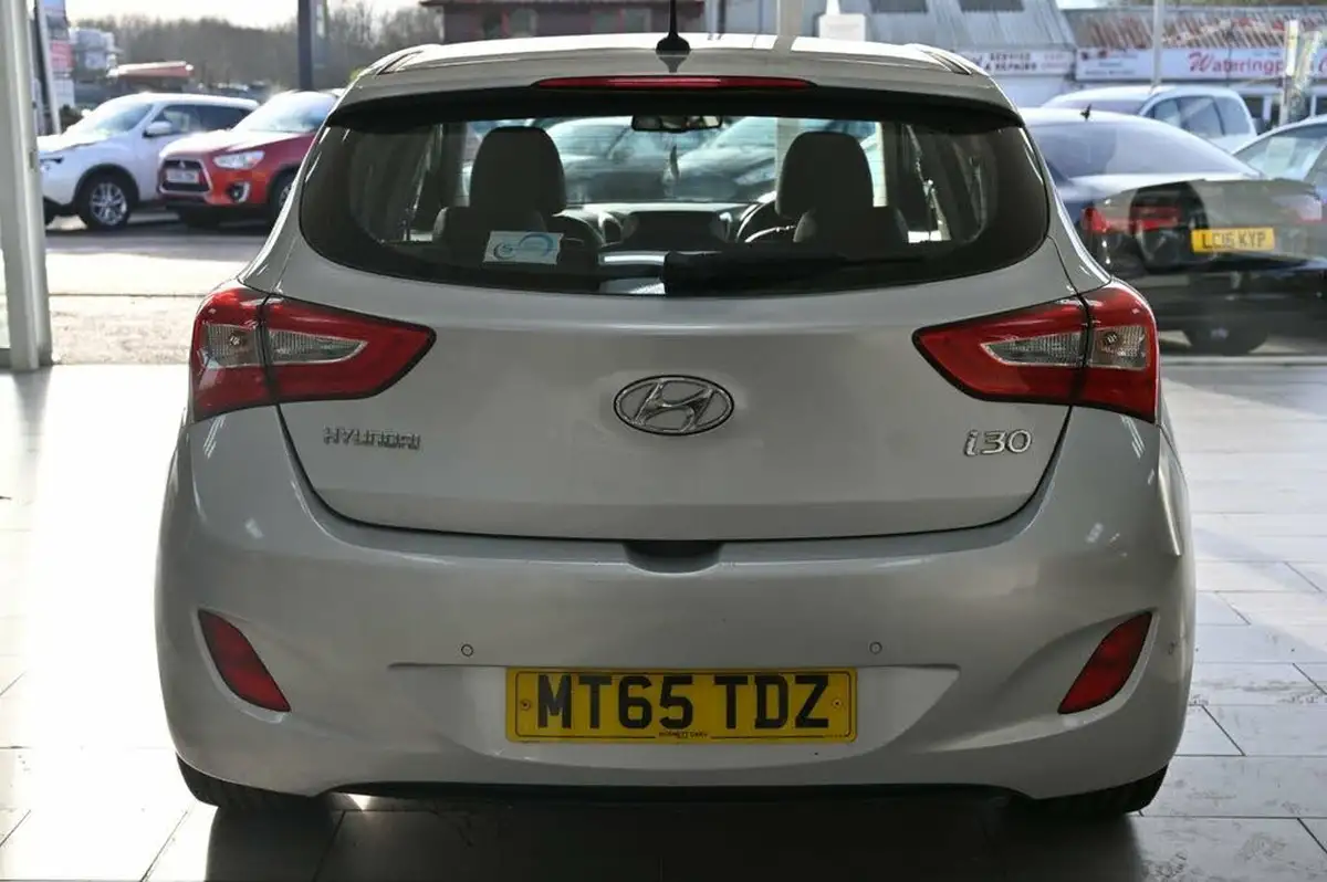 2015-hyundai-i30-16crdi-premium-136ps-blue-drive-hatchback-big-6