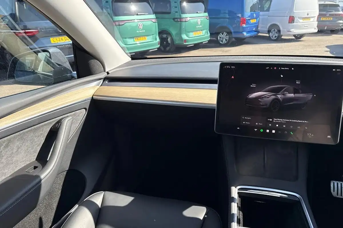 2022-tesla-model-y-e-performance-big-13