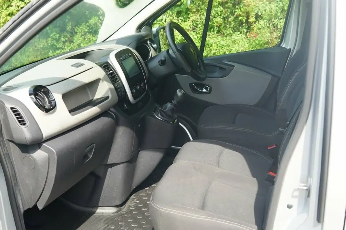 2015-renault-trafic-16dci-sl27-115-sport-low-roof-van-big-15