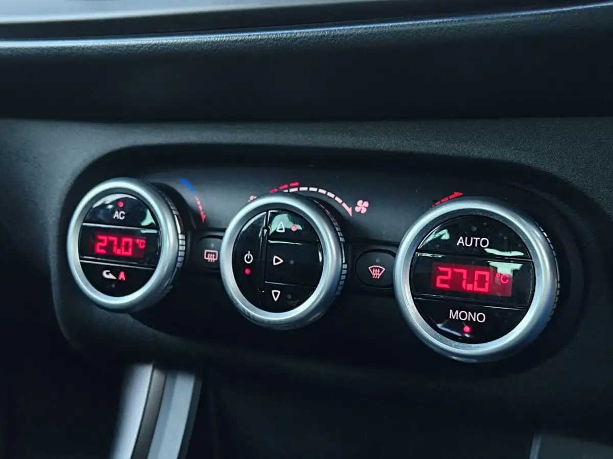 2014-alfa-romeo-giulietta-14-sportiva-nav-big-18