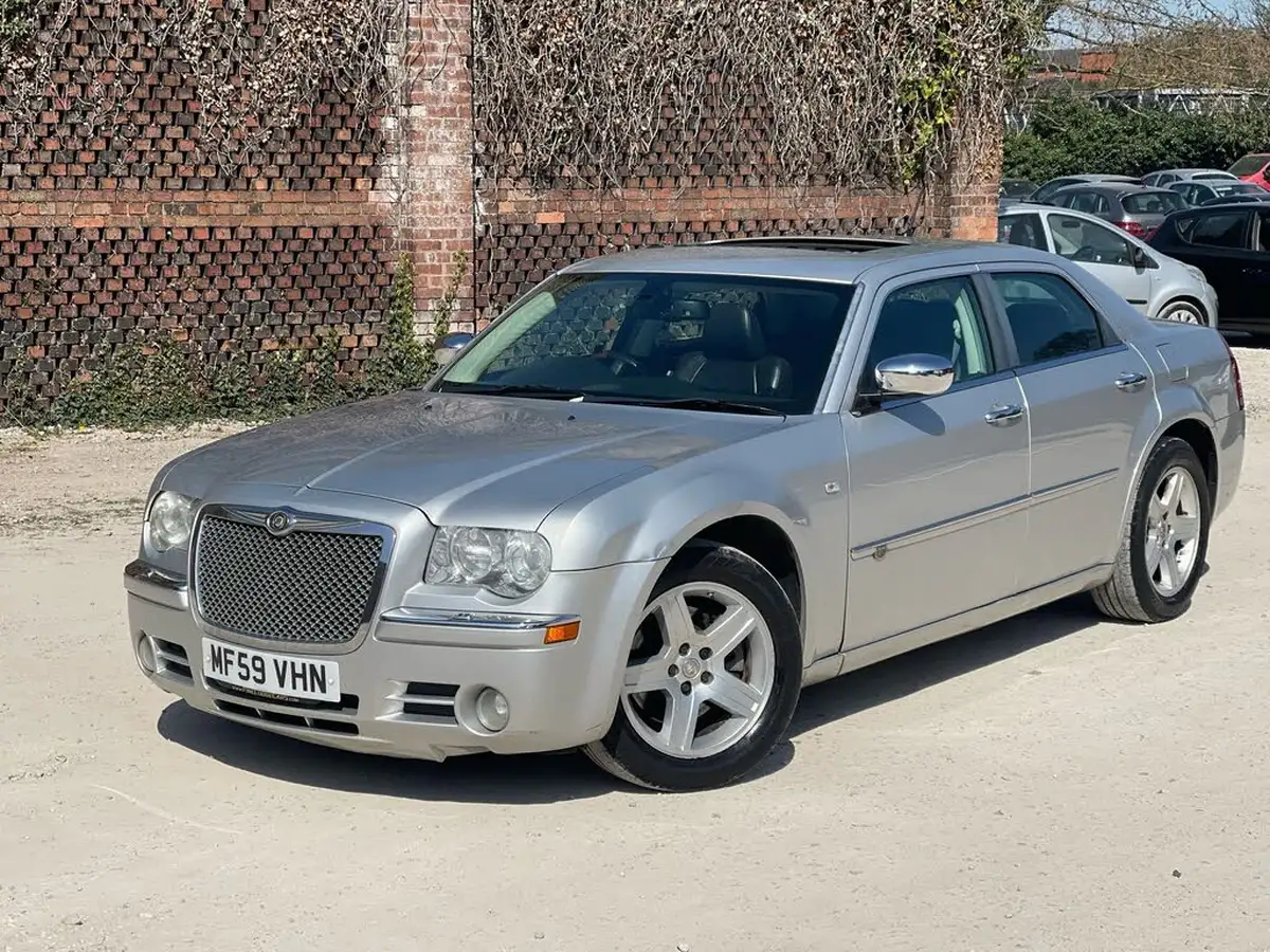 2009-chrysler-300c-30td-saloon-4d-big-4