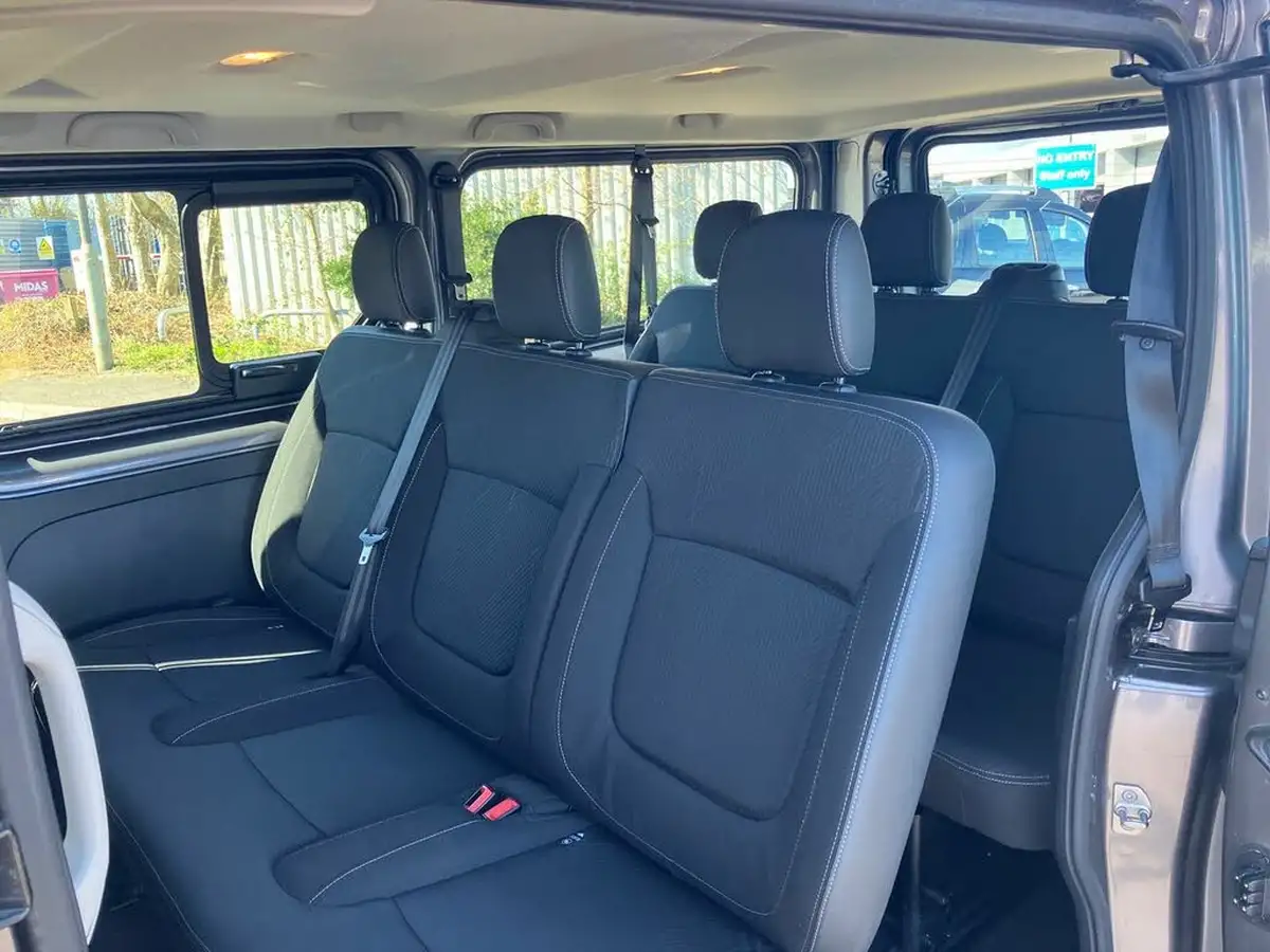 2020-renault-trafic-passenger-20dci-ll30-120-business-big-27