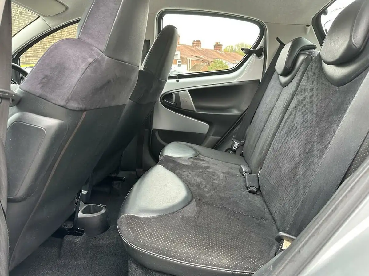 2013-toyota-aygo-10-aygo-ice-5d-big-19