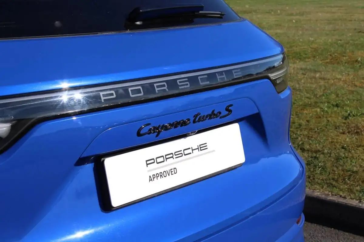 2022-porsche-cayenne-40-v8-turbo-s-e-hybrid-station-wagon-big-20
