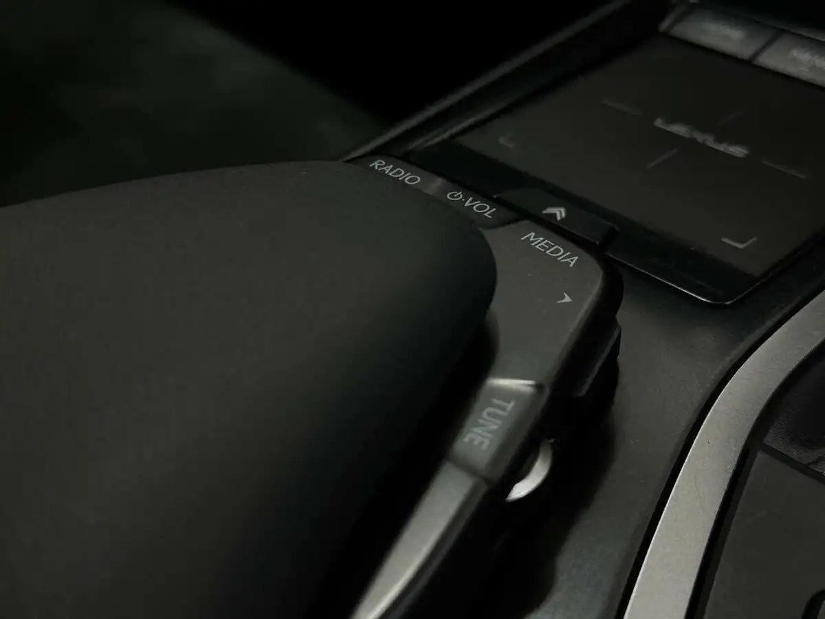 2019-lexus-ux-250h-20-ux-premium-pack-big-20
