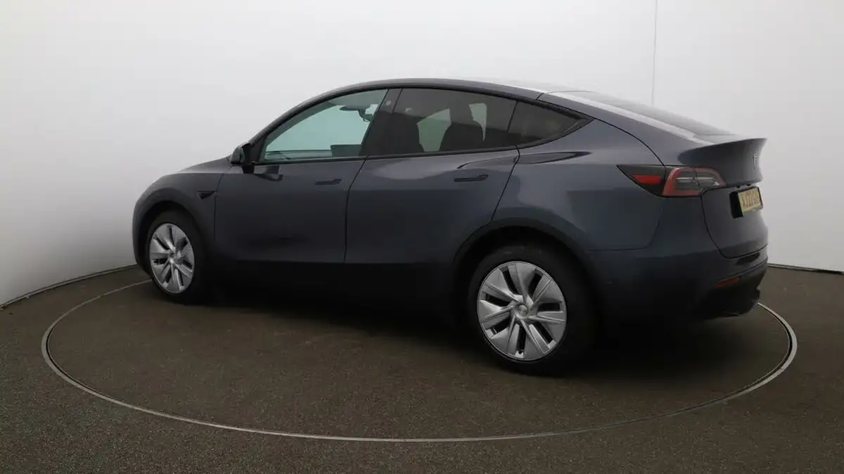 2022-tesla-model-y-e-long-range-big-28
