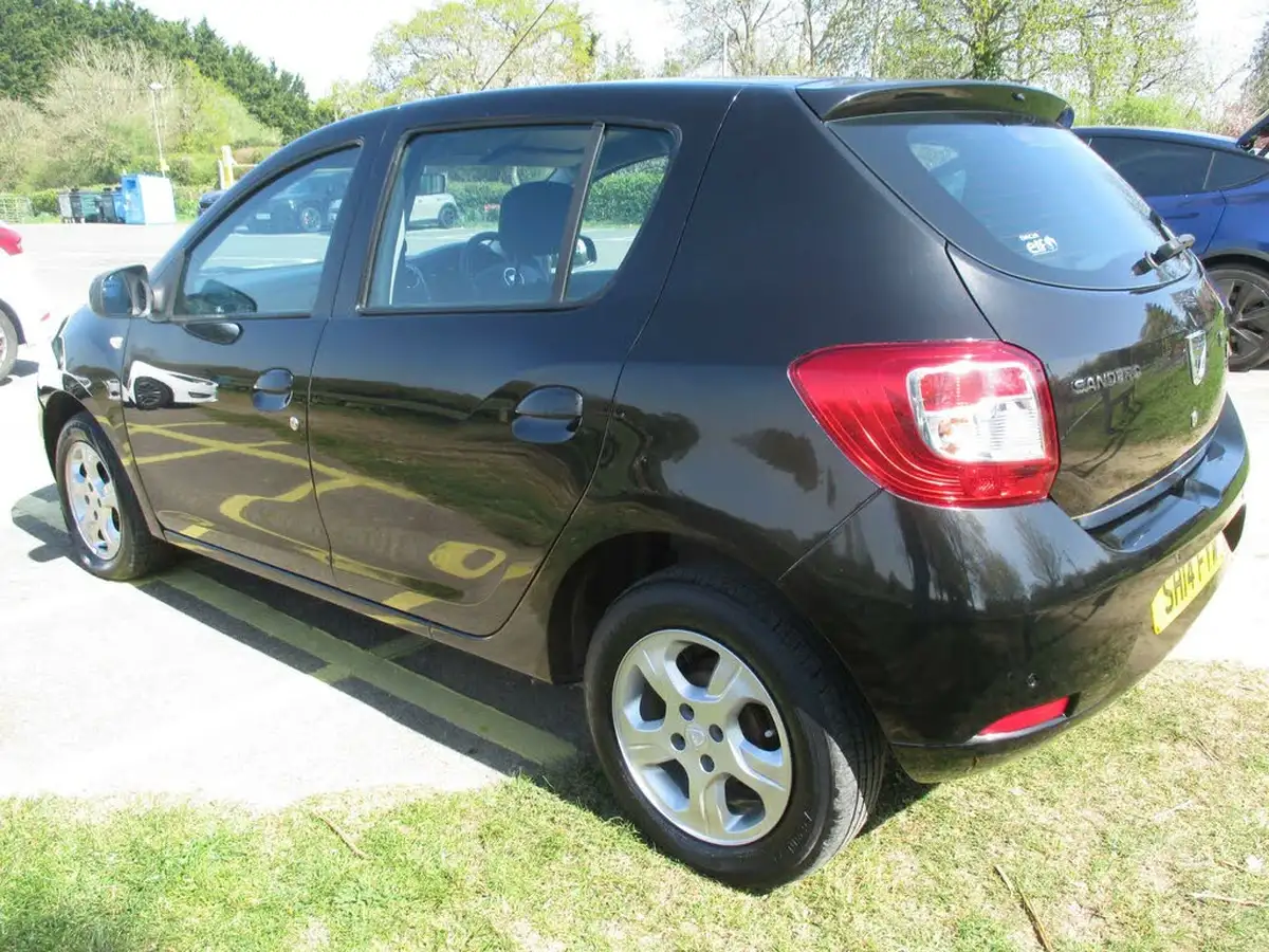 2013-dacia-sandero-12-laureate-big-9