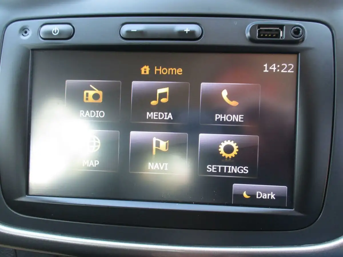 2013-dacia-sandero-12-laureate-big-33