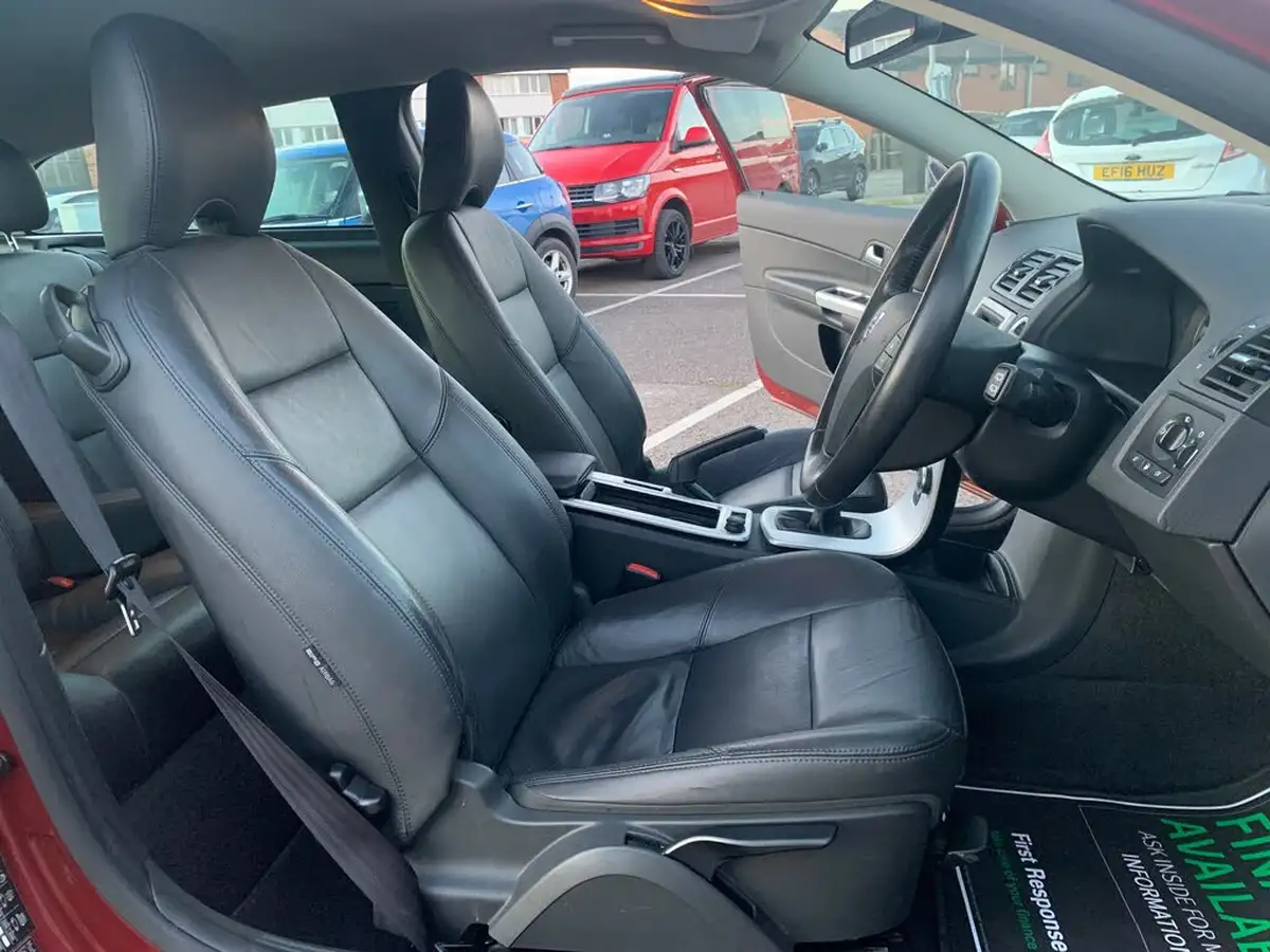 2010-volvo-c30-20-se-lux-coupe-2d-big-11
