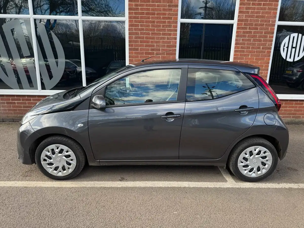 2021-toyota-aygo-10-vvt-i-x-play-tss-big-1