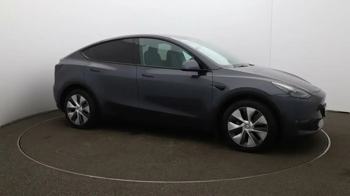 2022-tesla-model-y-e-long-range-big-38