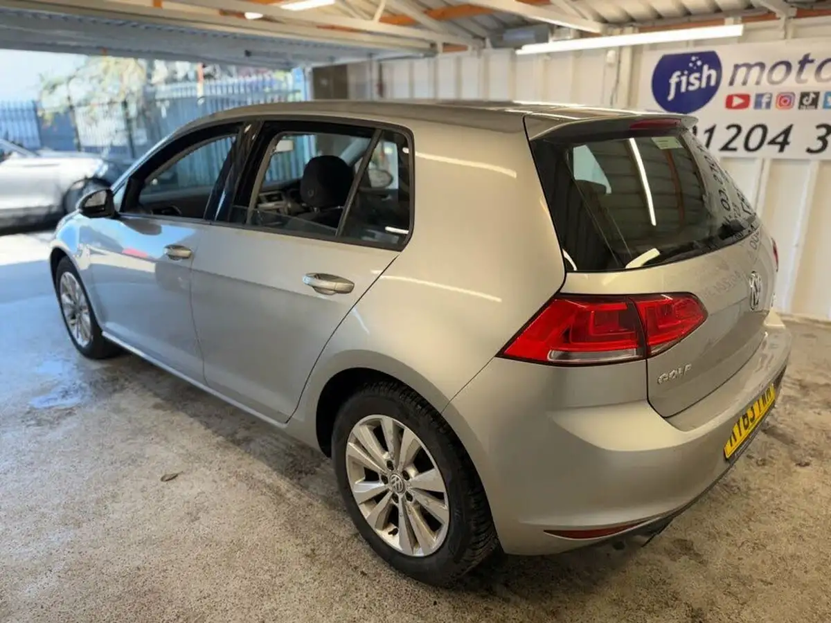 2013-volkswagen-golf-20tdi-se-ss-hatchback-5d-big-11