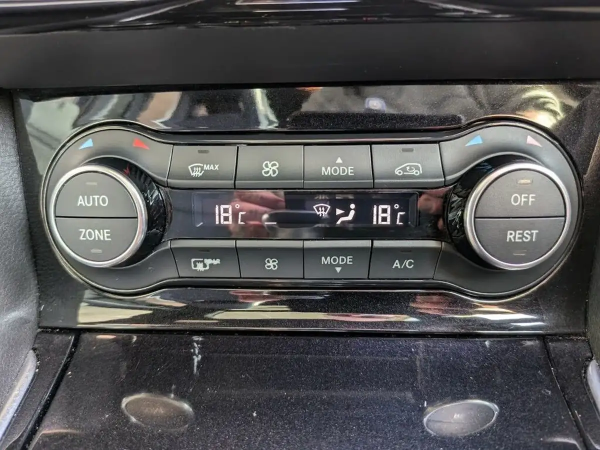 2017-infiniti-q30-20-sport-dct-big-8