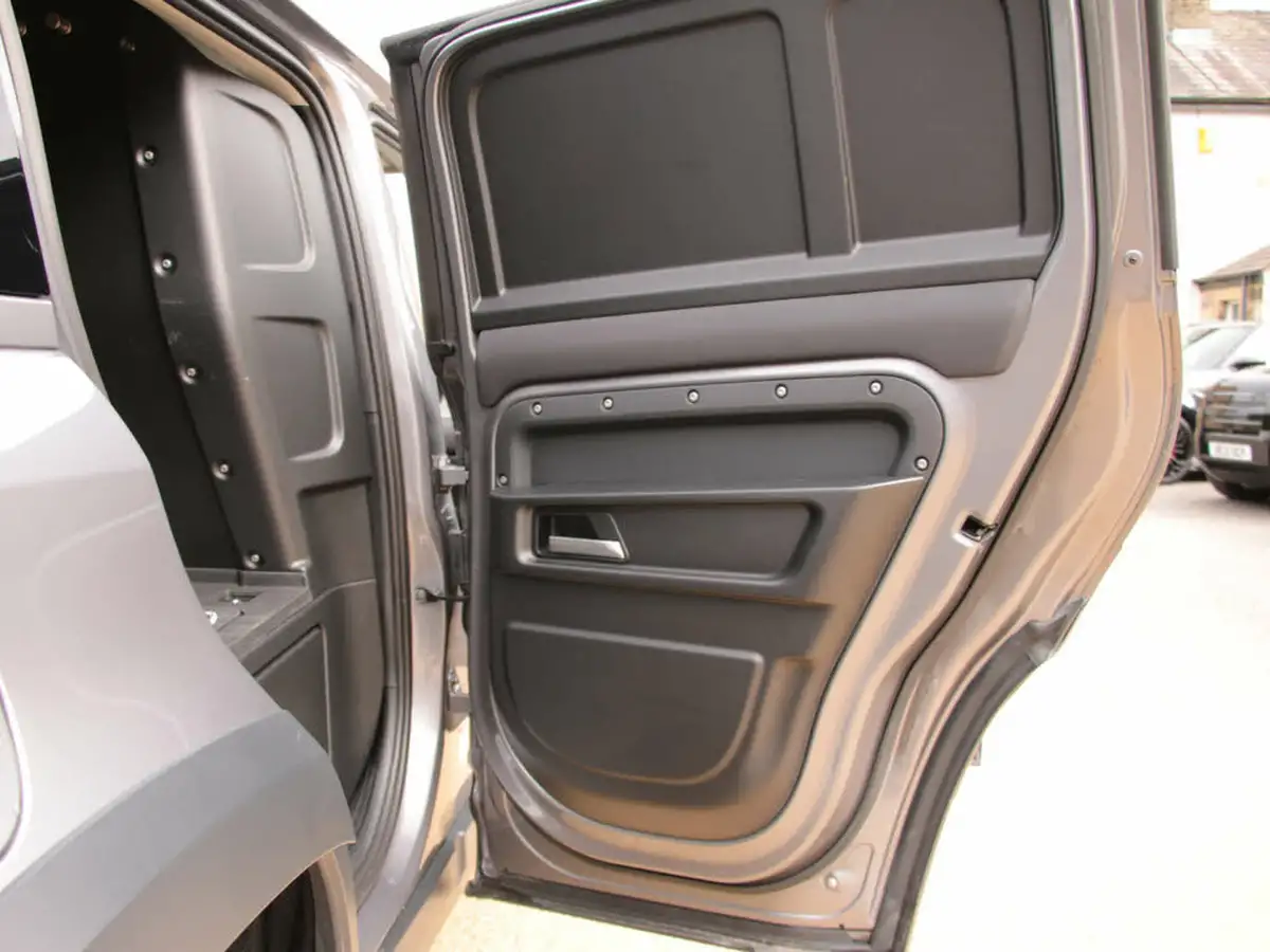 2021-land-rover-110-defender-30-d250-hard-top-se-110-big-50