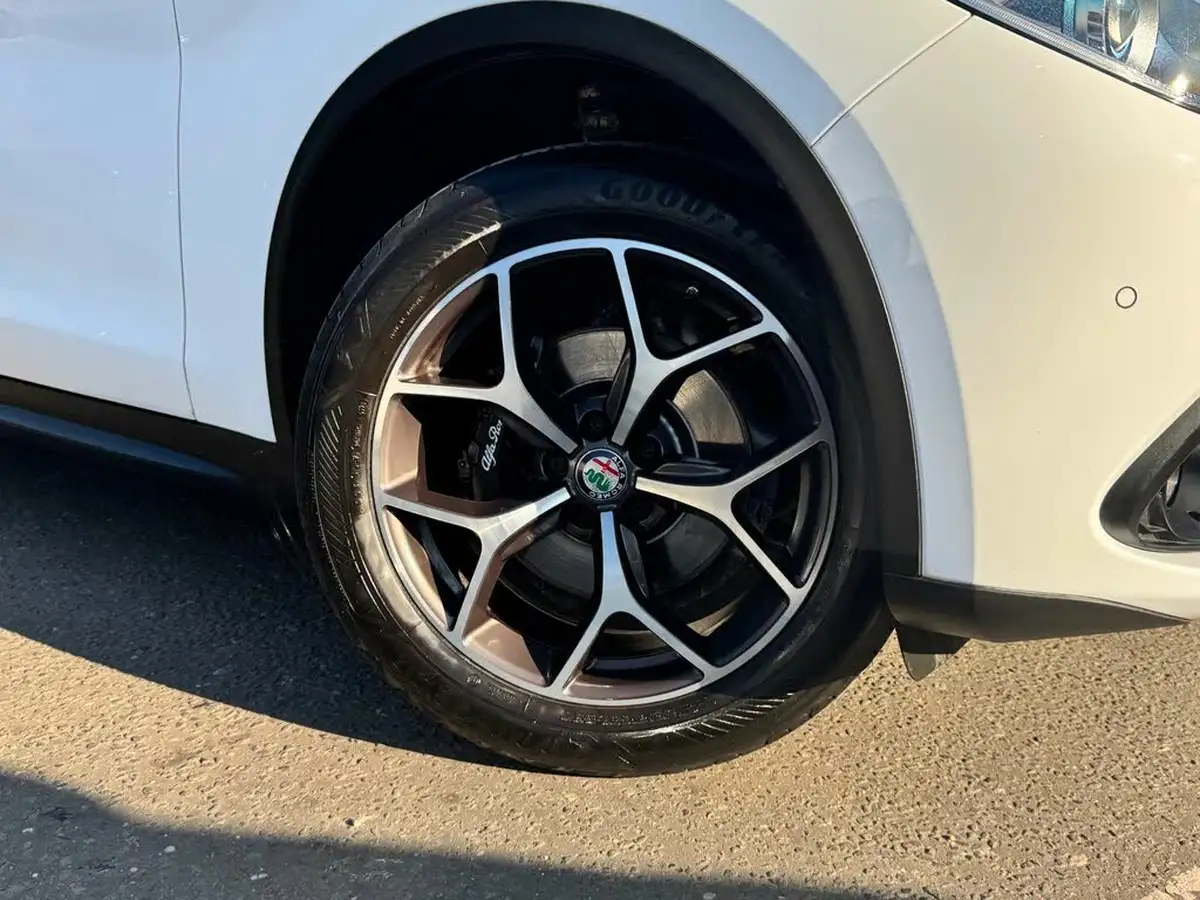 2018-alfa-romeo-stelvio-22td-speciale-207bhp-big-2
