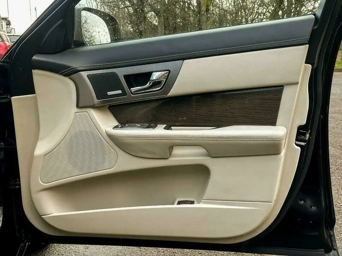 2010-jaguar-xf-50-xfr-big-29