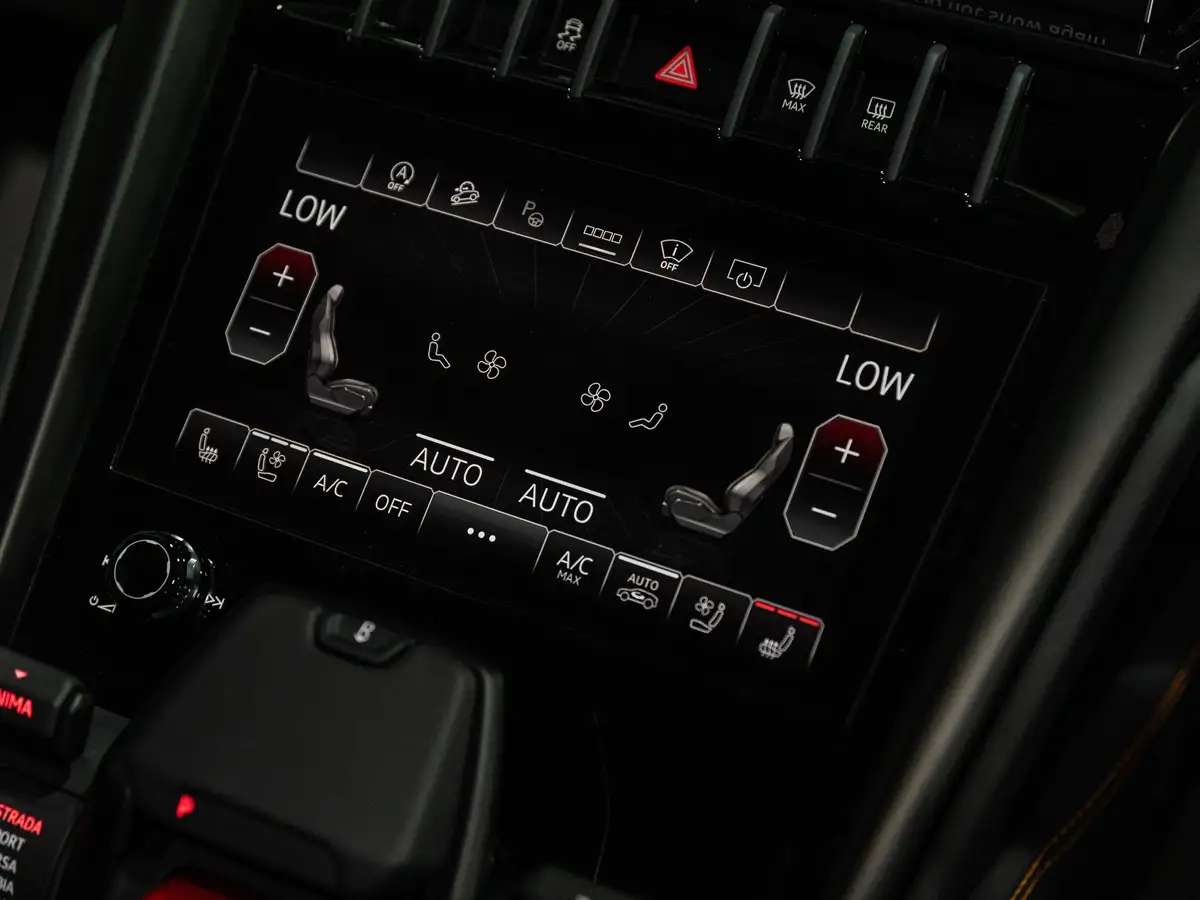 2023-lamborghini-urus-40-no-trim-big-11