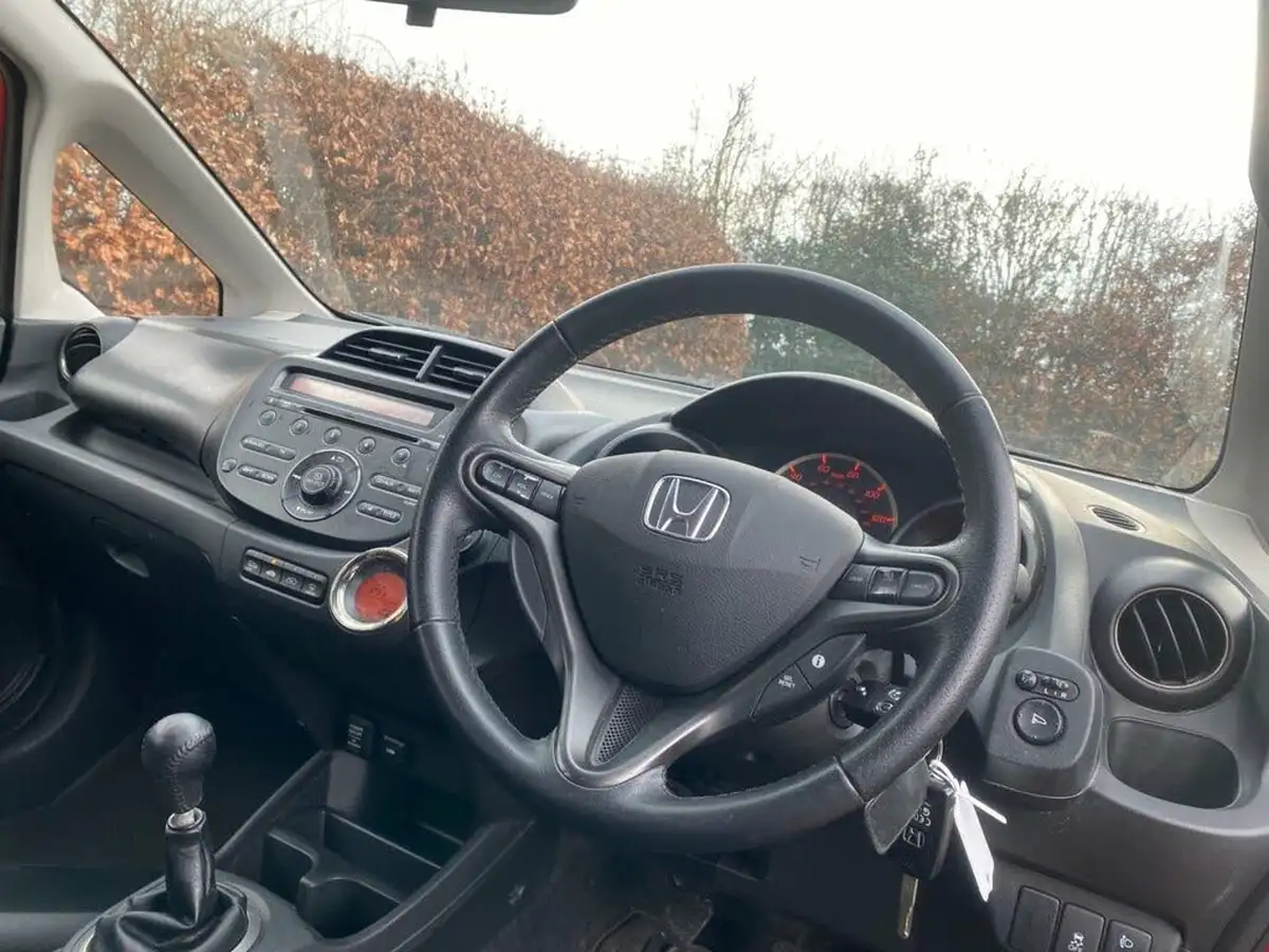 2014-honda-jazz-14-es-plus-big-12