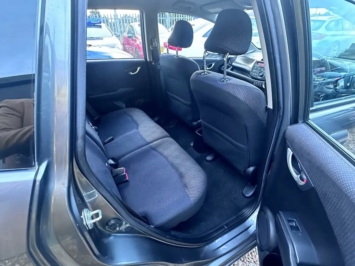 2013-honda-jazz-14-es-cvt-big-15