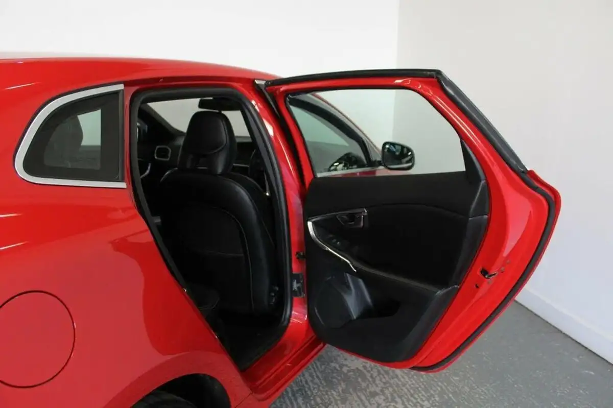 2013-volvo-v40-20td-d3-r-design-big-18