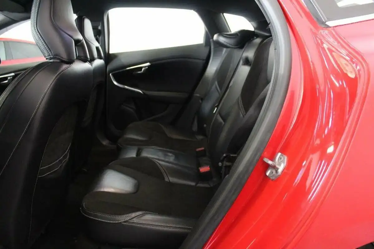 2013-volvo-v40-20td-d3-r-design-big-42