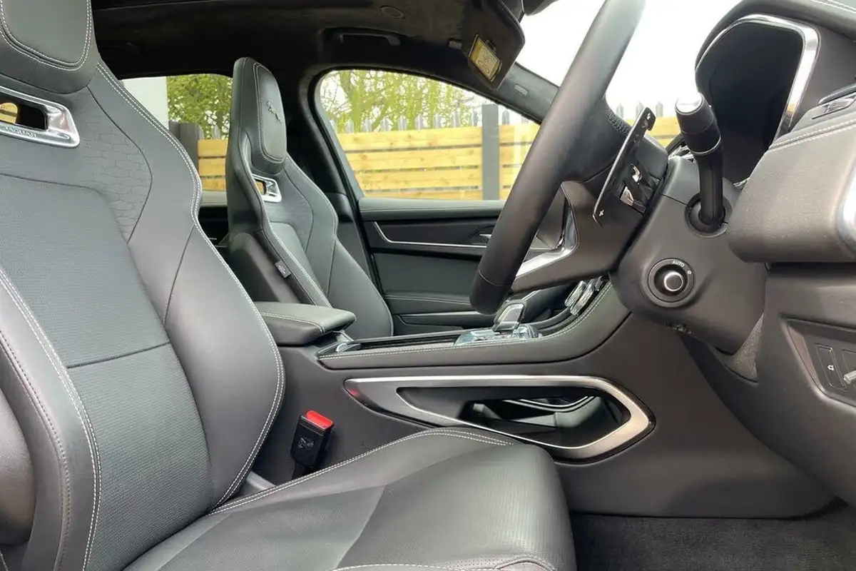 2024-jaguar-f-pace-20-d200-r-dynamic-hse-black-big-24
