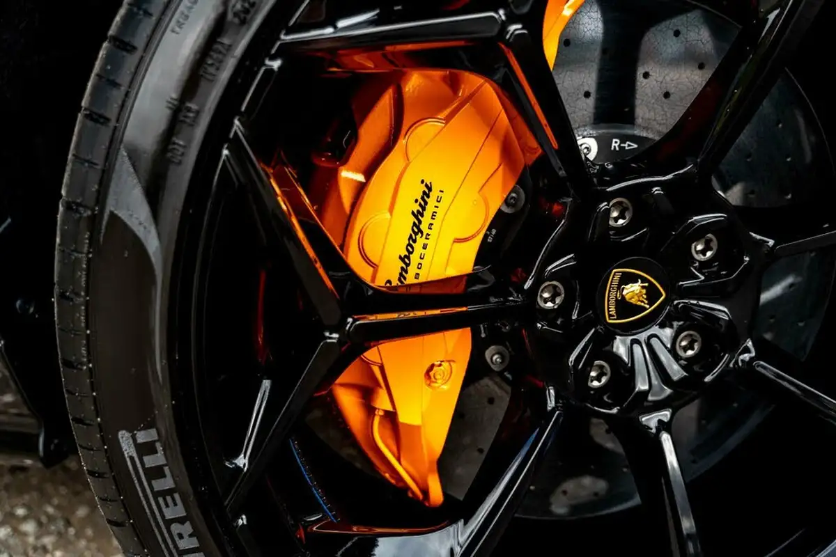 2024-lamborghini-urus-40-no-trim-big-4